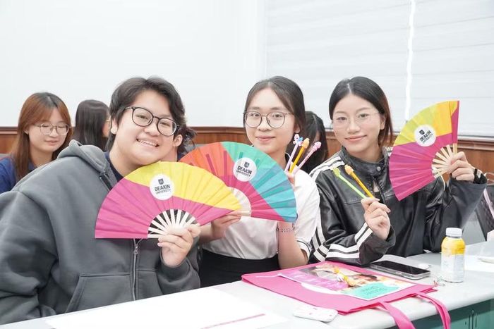 Sinh viên hệ liên kết 2+2 ngành Quan hệ Quốc tế.