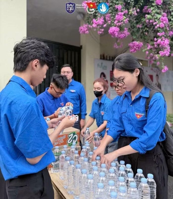 Sinh viên Khoa Luật, Học viện Ngân hàng trong một hoạt động tiếp sức mùa thi tốt nghiệp THPT năm 2026. Ảnh: NVCC.