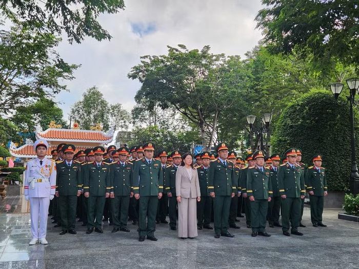 Đại biểu dâng hương tại Khu tưởng niệm Anh hùng liệt sĩ Võ Thị Sáu.