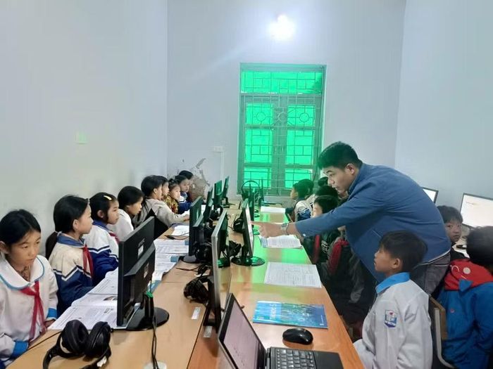 Giờ Tin học của thầy trò Trường PTDTBT TH&amp;THCS Tà Tổng.
