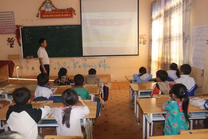 Giáo viên ứng dụng công nghệ thông tin trong dạy học Tiếng Việt.