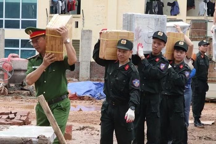 Cán bộ, chiến sĩ Công an tỉnh Lai Châu hỗ trợ xây dựng trường học tại các xã biên giới.
