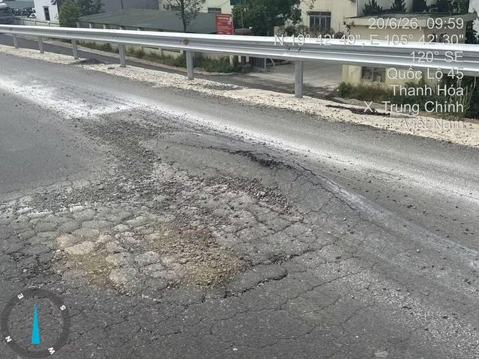 Tình trạng sụt lún bong tróc xảy ra khoảng 3 tuần nay.