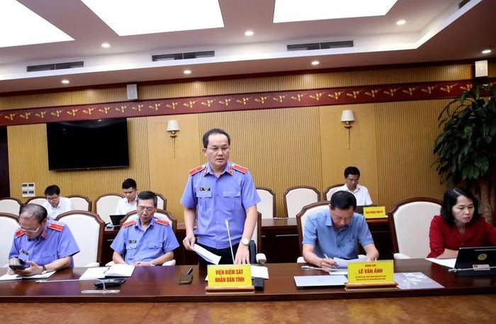 Ông Phạm Viết Vượng, Viện trưởng Viện Kiểm sát nhân dân tỉnh, báo cáo tại hội nghị.