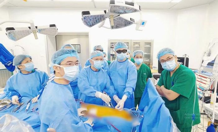 Các Giáo sư, bác sĩ Bệnh viện Đại học Y Dược (ĐHQGHN)-Cơ sở Linh Đàm tiến hành phẫu thuật.