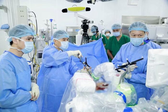  Bệnh viện Đại học Y Dược (ĐHQGHN) - Cơ sở Linh Đàm ứng dụng Robot định vị cột sống, bước tiến mới trong phẫu thuật xâm lấn tối thiểu. 