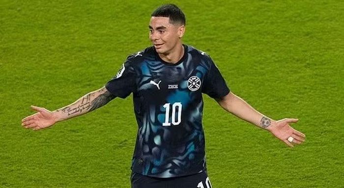 Phía Paraguay có sự trở lại của tiền đạo Miguel Almiron sau án treo giò.