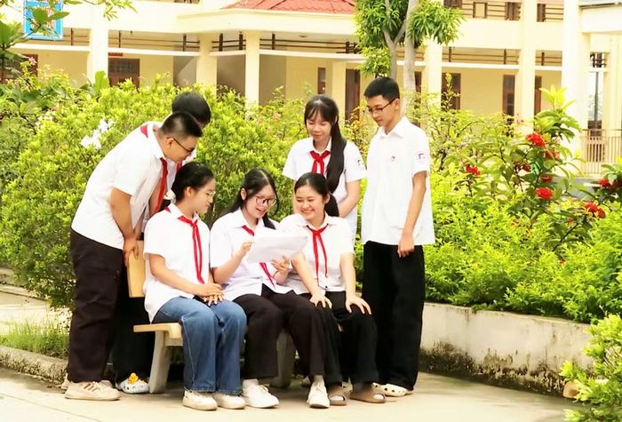 Lê Diễm My cùng bạn bè luôn gắn bó, chia sẻ cùng nhau trong học tập.