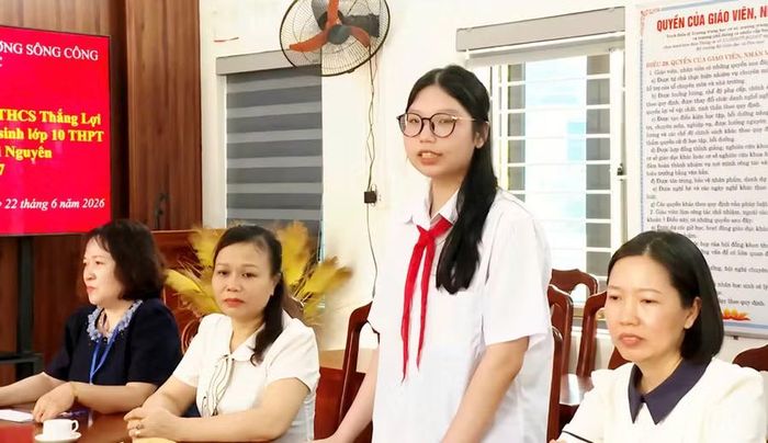 Lê Diễm My cảm ơn các bác lãnh đạo địa phương, Nhà trường, thầy cô giáo khi được tuyên dương, chúc mừng.