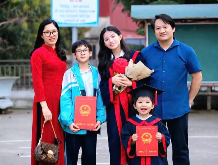 Phạm Phương Linh bên bố mẹ, gia đình, người thân.