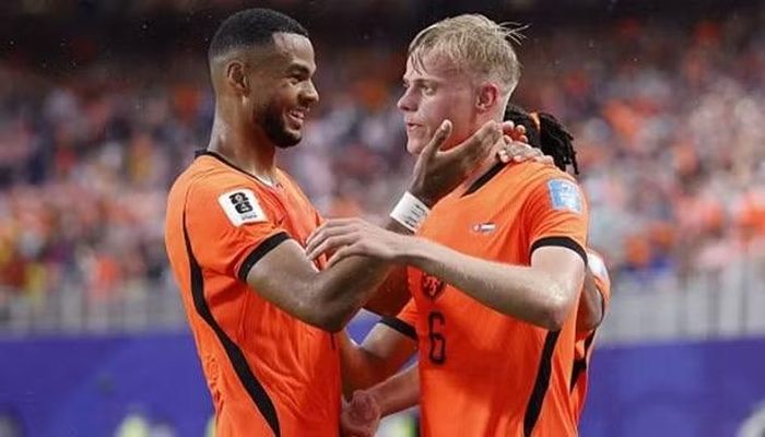 Trang Squawka Hà Lan dự đoán Hà Lan thắng Ma Rốc 1-0. Trang FootballPredictions dự đoán Hà Lan và Ma Rốc hòa nhau 1-1 sau 90 phút.