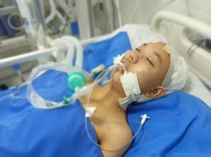 Bé Nguyễn Thị Bích Hợp đang điều trị tại Bệnh viện SIS Cần Thơ.