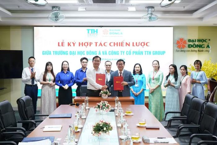 Đại diện Trường Đại học Đông Á ký kết hợp tác với Công ty Cổ phần TTH Group.