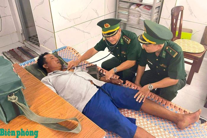 Quân y Đồn Biên phòng Gành Hào chăm sóc sức khỏe cho nạn nhân gặp nạn trên biển. Ảnh: Hoàng Tá