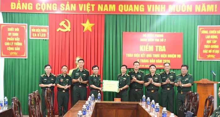 Thiếu tướng Vũ Quốc Ân (thứ 4, từ trái sang) cùng đoàn công tác tặng quà, động viên cán bộ, chiến sĩ Đồn Biên phòng Ea H’Leo. Ảnh: Ngọc Lân