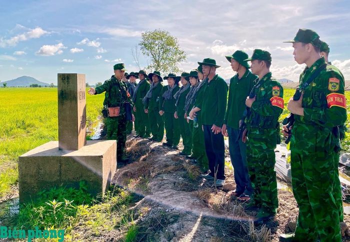Cán bộ Đồn Biên phòng Lạc Quới giới thiệu vị trí, ý nghĩa cột mốc và phổ biến quy định về quản lý, bảo vệ biên giới cho hội viên phụ nữ và nông dân. Ảnh: Huy Hoàng