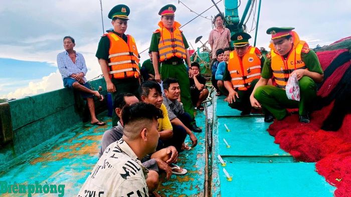 Đồn Biên phòng Thổ Châu phối hợp Công an Đặc khu Thổ Châu kiểm tra ma túy đối với thuyền viên kết hợp tuyên truyền chống khai thác IUU. Ảnh: Danh Hiếu