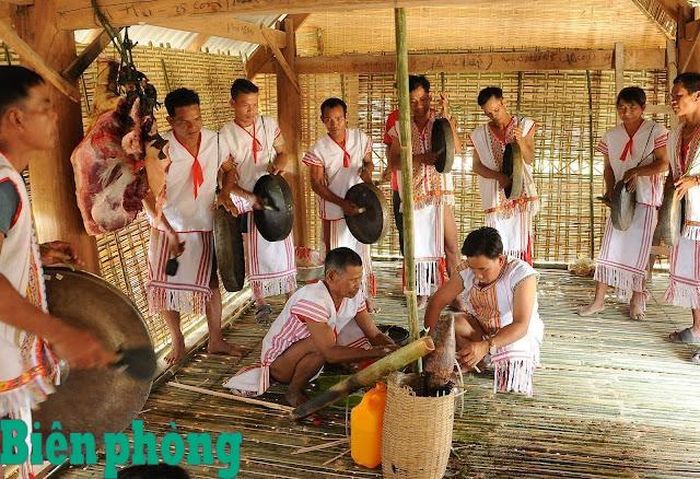 Già làng tiến hành lễ hạ Giàng trong nhà rông. Ảnh: Quang Vinh