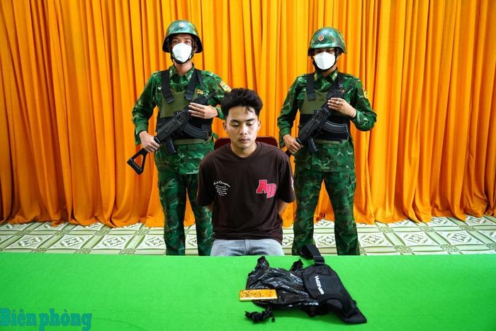 Đối tượng Nguyễn Văn Khanh vận chuyển 1kg vàng từ Campuchia vào Việt Nam bị bắt giữ. Ảnh: Tuấn Kiệt