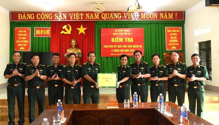Thiếu tướng Vũ Quốc Ân (thứ 5, từ phải sang) tặng quà, động viên cán bộ, chiến sĩ Đồn Biên phòng Ia Rvê. Ảnh: Ngọc Lân