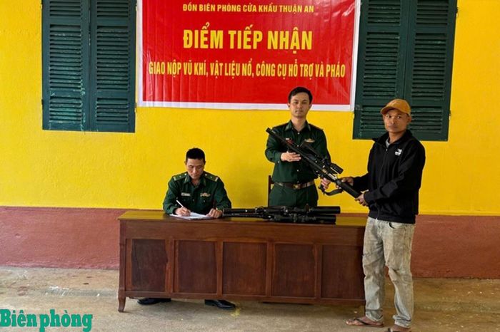 Người dân tự giác giao nộp vũ khí tự chế. Ảnh: Đơn vị cung cấp