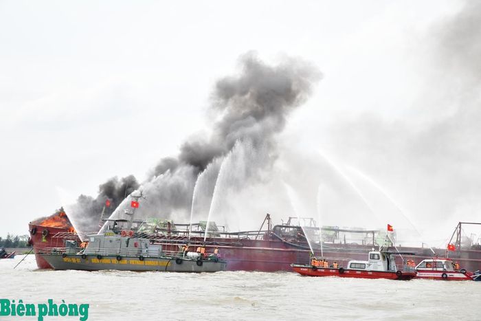 Bộ đội Biên phòng tỉnh phối hợp với các lực lượng xử lí sự cố cháy nổ tàu thuyền. Ảnh: Minh Khôi