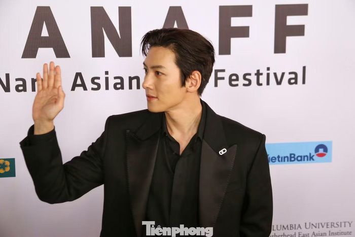 Nam diễn viên Ji Chang Wook xuất hiện trong bộ vest bảnh bao.