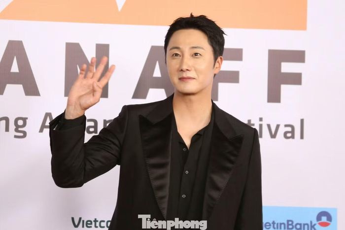 Jung II Woo - tạo dấu ấn với khán giả Việt Nam qua phim hợp tác Việt - Hàn “Mang mẹ đi bỏ”.