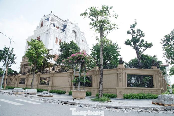  Theo ghi nhận của phóng viên Báo Tiền Phong, ngôi biệt thự có kiến trúc bề thế, được xây dựng kiên cố với diện tích hàng trăm mét vuông. Ngôi biệt thự có 3 mặt tiền giáp đường. 