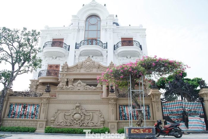 Những ngày gần đây, công việc chuẩn bị di dời ngôi biệt thự gây sự chú ý của nhiều người.