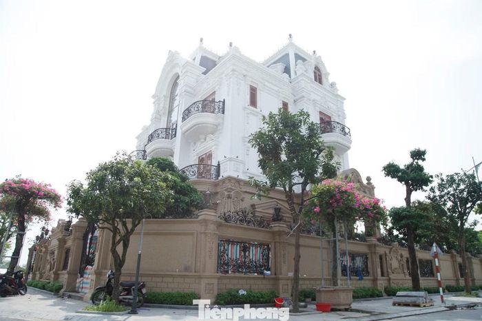  Ngoài ngôi biệt thự này, tổ dân phố Lẽ có khoảng 30 hộ thuộc diện giải phóng mặt bằng phục vụ dự án đường kết nối sân bay Gia Bình với Hà Nội. 