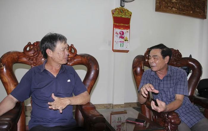 Ông Nguyễn Minh Đa (bên phải) và ông Trần Văn Thế cùng kể lại câu chuyện về việc phát hiện hài cốt liệt sĩ. Ảnh: NN