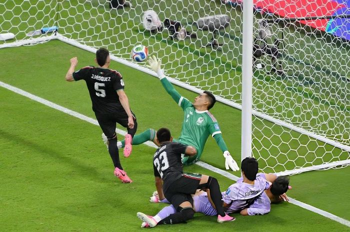 Kim Seung Gyu bắt trượt bóng, khiến Hàn Quốc bị thua trước Mexico.