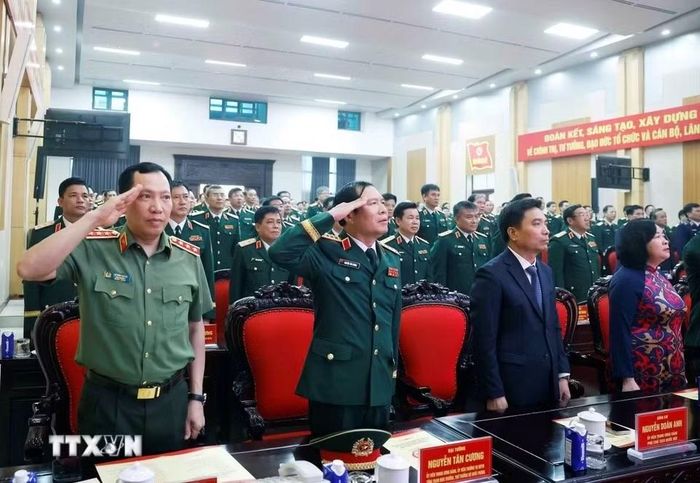 Tổng Bí thư, Chủ tịch nước Tô Lâm, Bí thư Quân ủy Trung ương và các đại biểu thực hiện nghi lễ chào cờ. Ảnh: Thống Nhất/ TTXVN