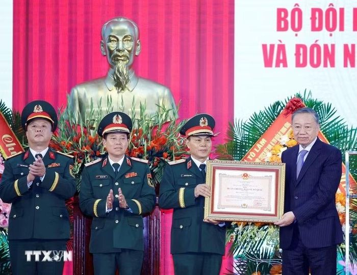 Tổng Bí thư, Chủ tịch nước Tô Lâm trao Huân chương Bảo vệ Tổ quốc hạng Nhất tặng Bộ Tư lệnh Pháo binh-Tên lửa. Ảnh: Thống Nhất/ TTXVN