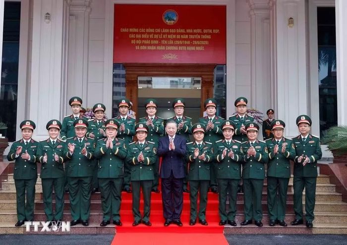 Tổng Bí thư, Chủ tịch nước Tô Lâm, Bí thư Quân ủy Trung ương và các đại biểu. Ảnh: Thống Nhất/ TTXVN