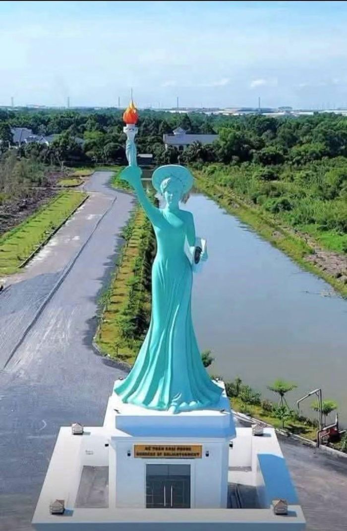 Toàn cảnh ban đầu của bức tượng "Nữ thần Khai phóng" khi chưa bị tháo dỡ.