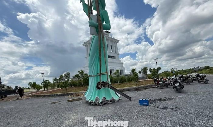 Bức tượng được hạ xuống mặt đất an toàn.