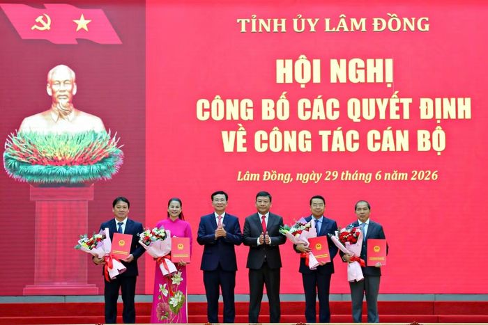 Lãnh đạo UBND tỉnh Lâm Đồng trao quyết định công tác cán bộ.