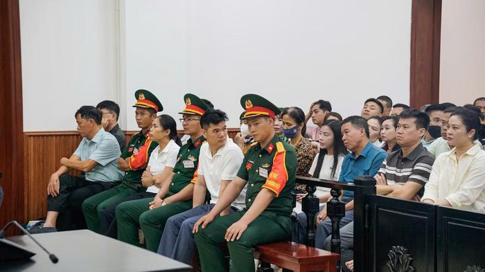 Các bị cáo tại tòa (hàng ghế trên).