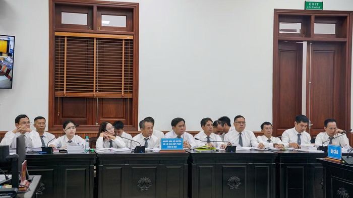 Nhóm luật sư tham gia bảo vệ quyền lợi cho bị cáo, bị hại.