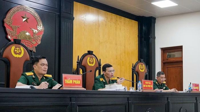 Hội đồng xét xử vụ án.