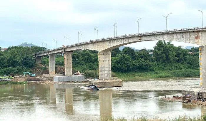 Trụ cầu Sông Lô đang trong quá trình sửa chữa.