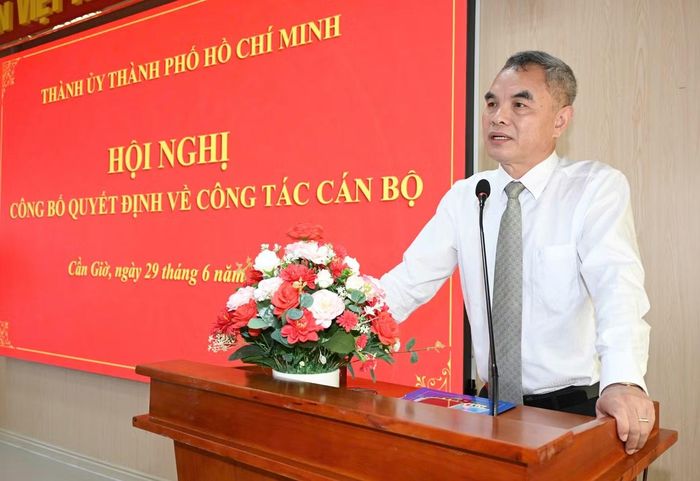 Tân Phó Bí thư Đảng ủy xã Cần Giờ Mai Trung Hưng phát biểu nhận nhiệm vụ. Ảnh: Việt Dũng