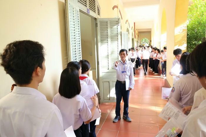 Theo thống kê của Sở GD&amp;ĐT Cần Thơ, thí sinh dự thi môn Ngữ văn đạt hơn 98% số đăng ký. Công tác đảm bảo an toàn, an ninh cho các Hội đồng coi thi được đảm bảo.