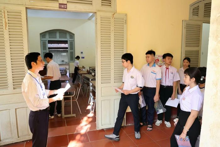 Điểm mới năm nay của kỳ tuyển sinh THPT tại TP. Cần Thơ là áp dụng song song cả thi tuyển và xét tuyển. Toàn thành phố có hơn 41.000 thí sinh đăng ký dự thi tại 90 hội đồng tuyển sinh. Dự kiến, các trường THPT công lập sẽ tuyển hơn 35.000 chỉ tiêu lớp 10, trong đó có hơn 23.100 chỉ tiêu qua thi tuyển và hơn 9.100 chỉ tiêu qua xét tuyển.