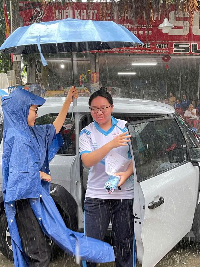  Mưa to nhưng các bạn thanh niên tình nguyện vẫn nhiệt tình hỗ trợ các em học sinh. 
