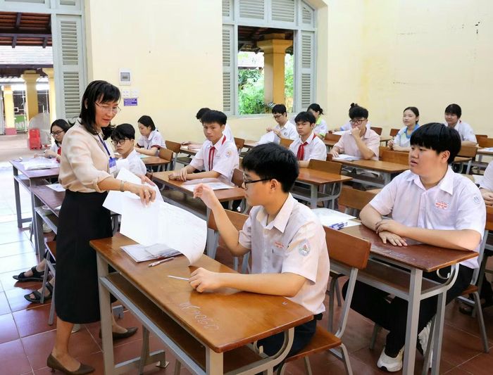 Buổi sáng 29/6, các em bước vào môn thi Ngữ văn (thời gian làm bài 120 phút).
