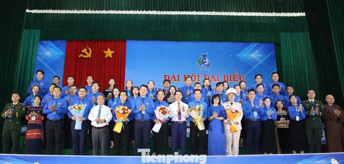 Các đại biểu tặng hoa chúc mừng các anh chị Ủy ban Hội LHTN Việt Nam tỉnh Gia Lai khóa 1. Ảnh: Trương Định.