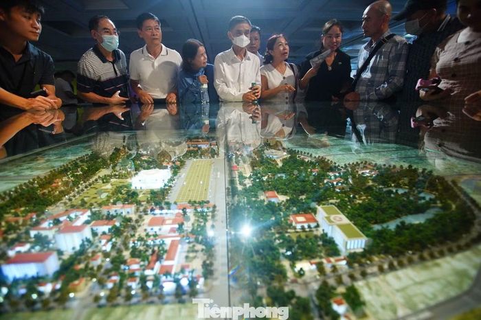 "Thông tin quy hoạch khá chi tiết, trực quan, nhờ đó tôi dần hình dung ra tương lai khu vực nhà mình sắp tới", ông Mạnh cho biết.